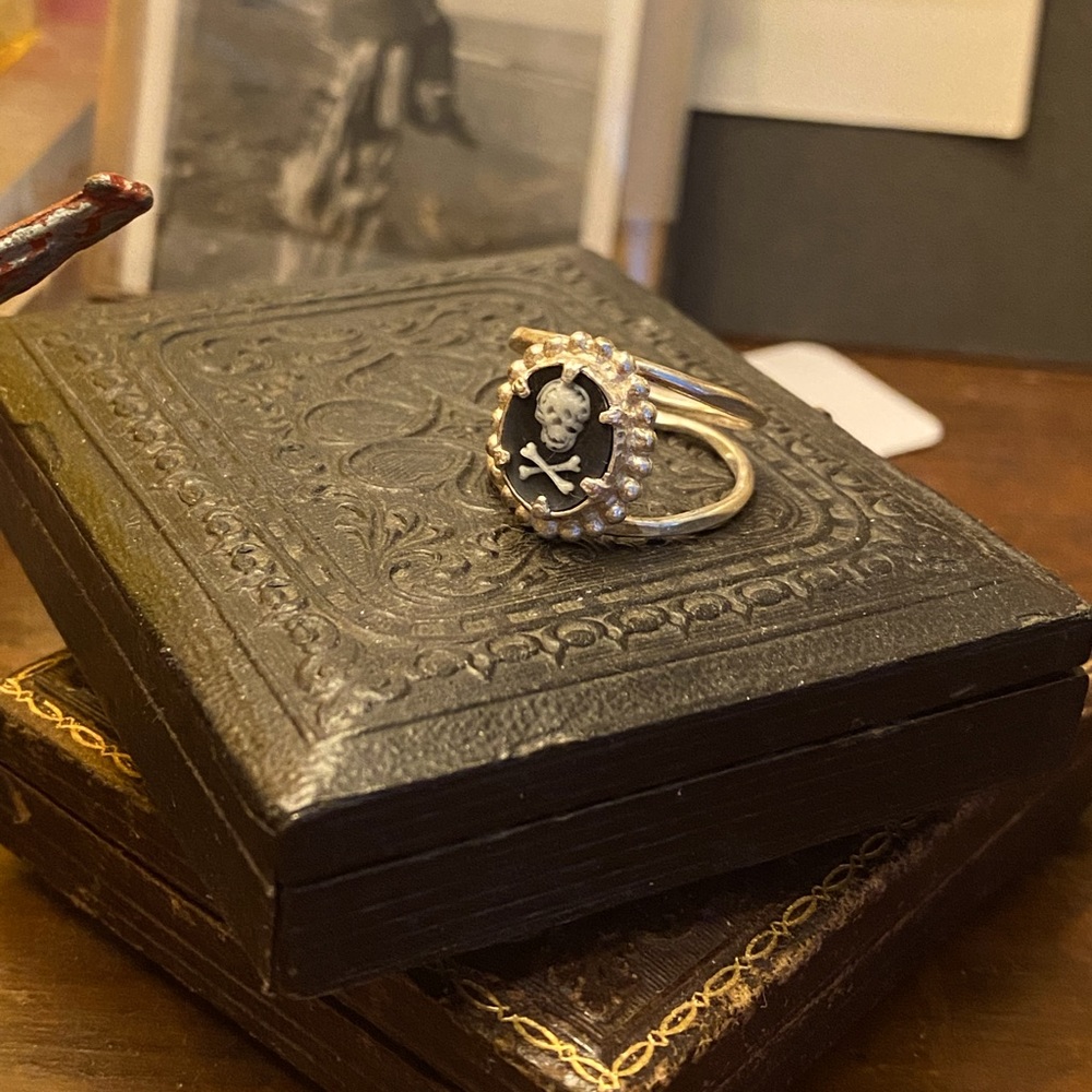 Silver “Momento Mori” ring (skull cameo) size 6
